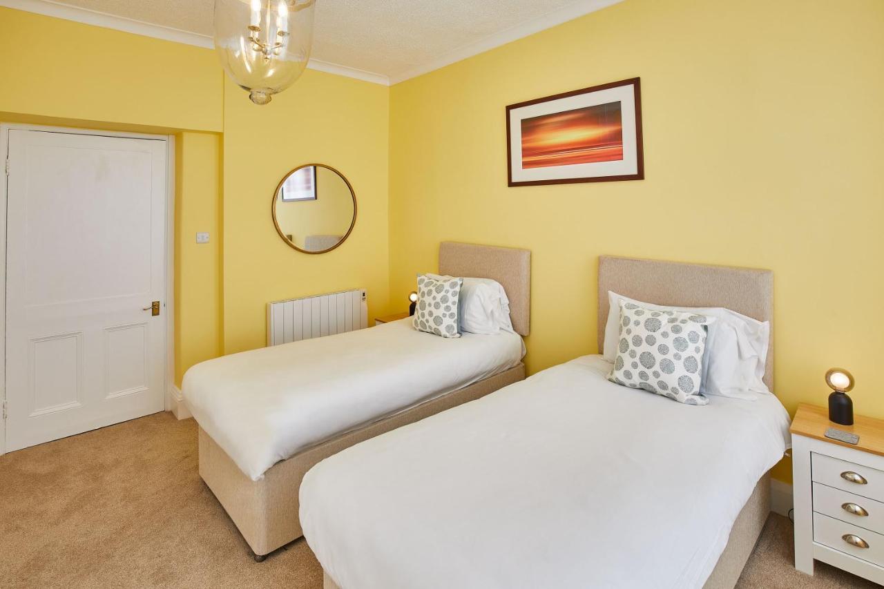 Host & Stay - 4 Metropole Towers Whitby Bagian luar foto